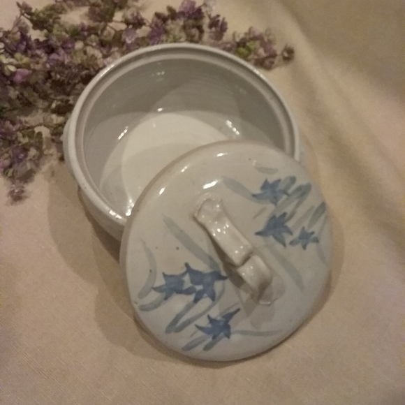 Pottery Lidded  Handled  Flowers Dish - Picture 4 of 7